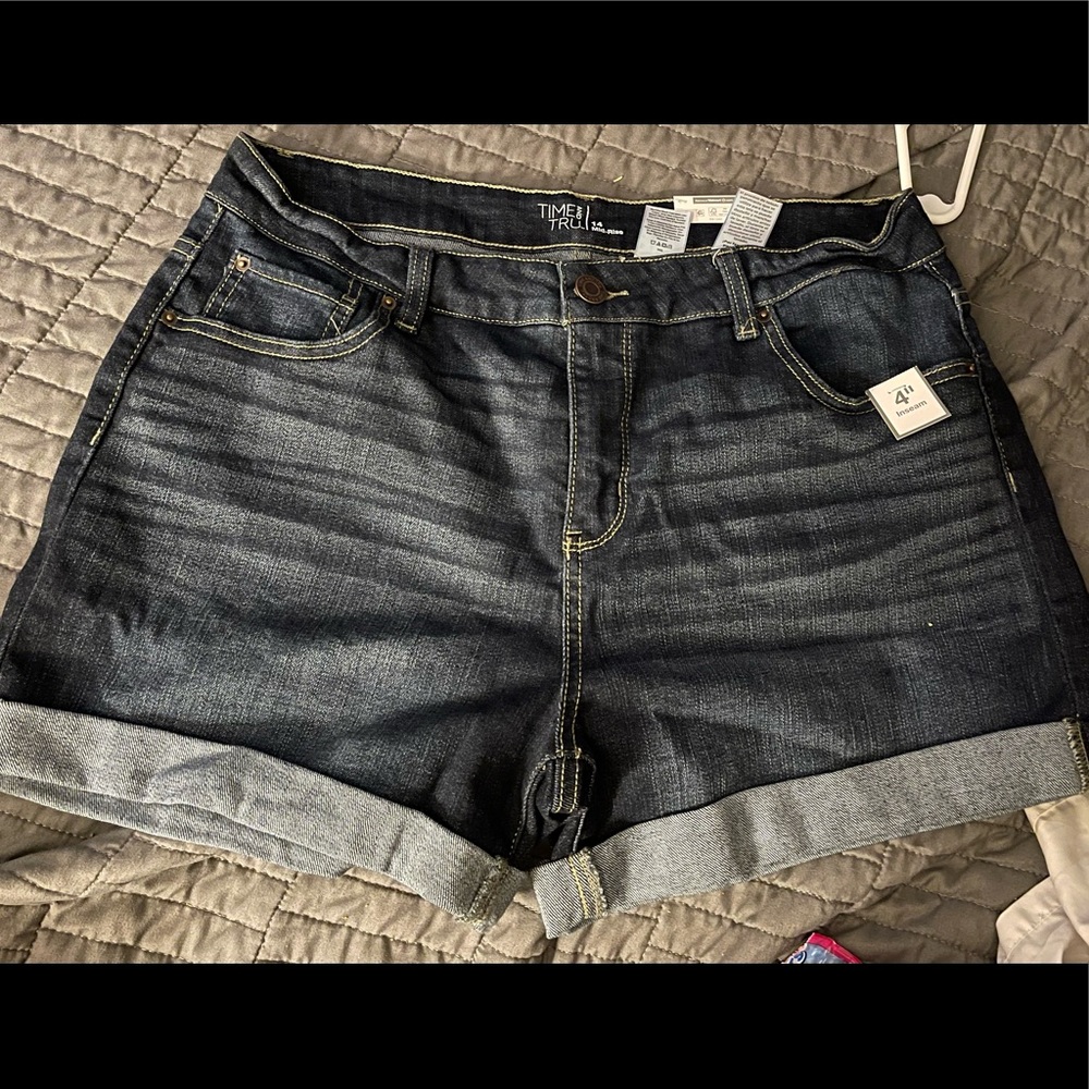 Time and tru mid rise relaxed fit blue Jean shorts size 14